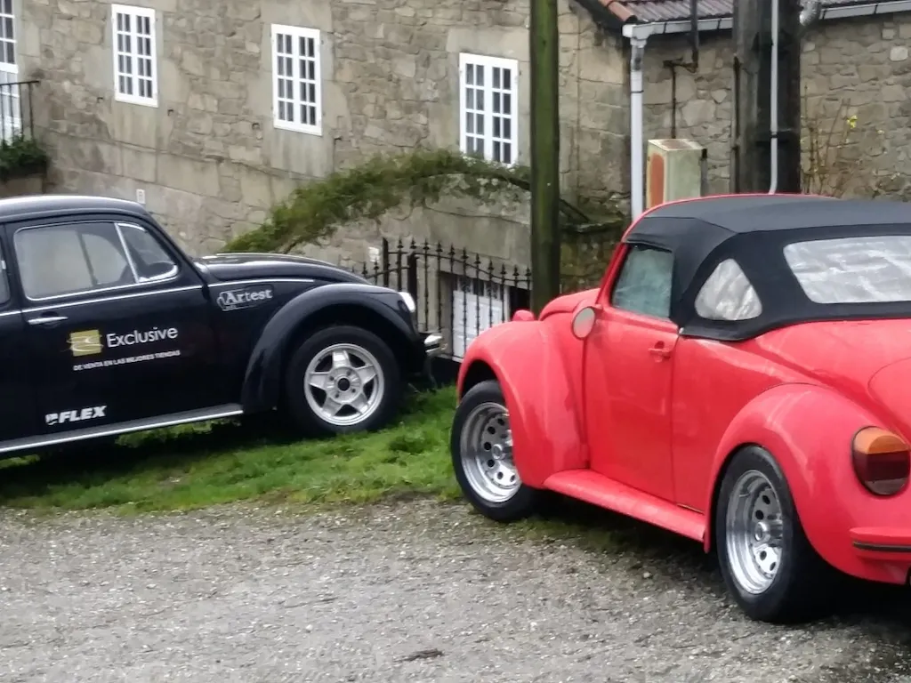 Dos Volkswagen Beetle clásicos para boda en Galicia · La Tribu