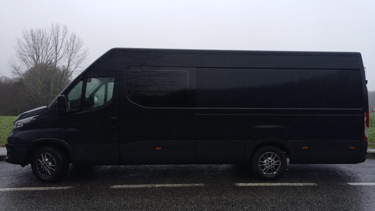 Iveco negra de gran capacidad en alquiler