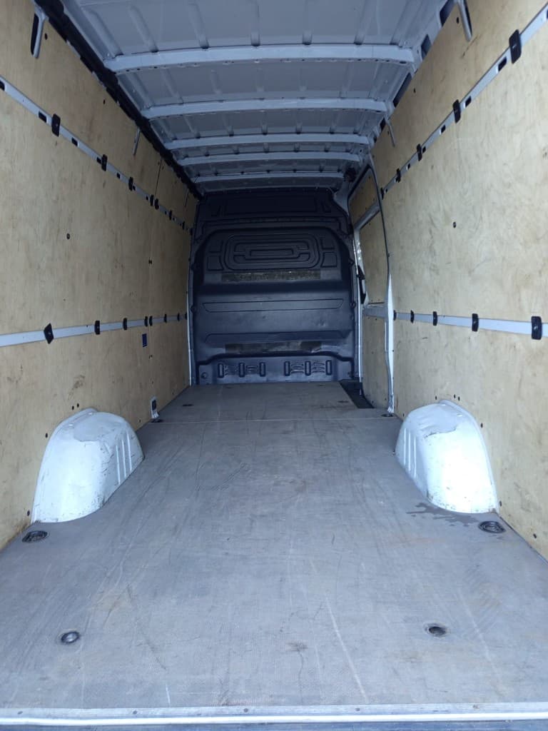 Iveco Negra: interior del furgón: suelo y paredes preparados, raíles de sujeción y amplio volumen de carga para grupo y equipaje