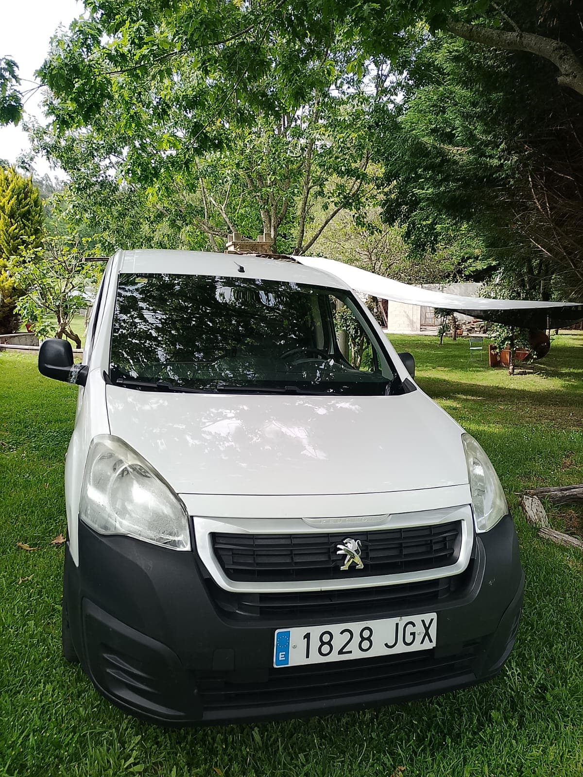 Peugeot Partner con gancho homologado en A Estrada