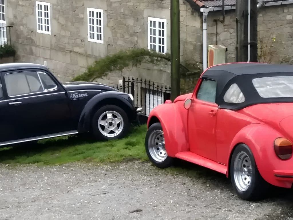 Dos Volkswagen Beetle clásicos para boda en Galicia · La Tribu