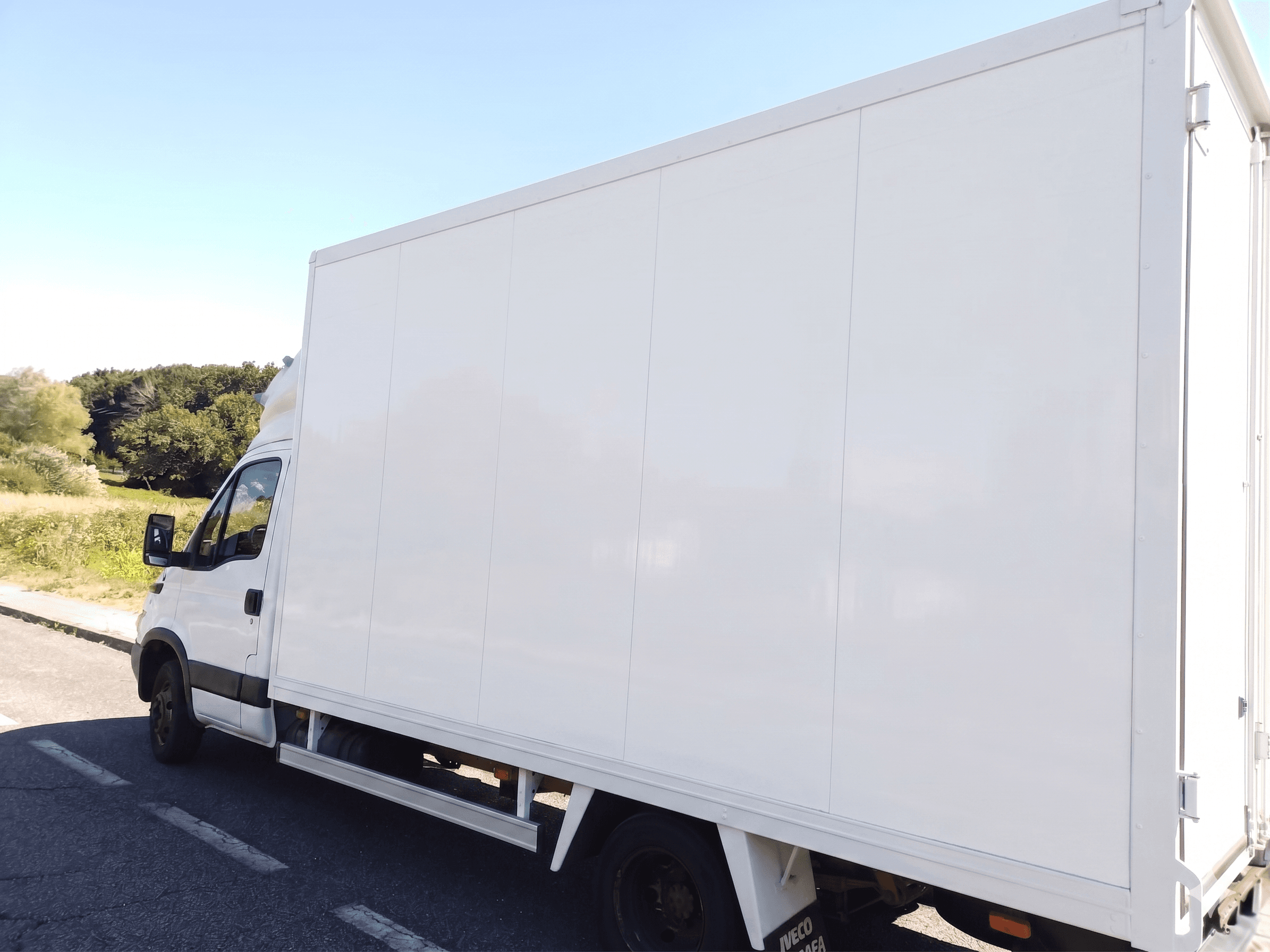 Camión Iveco blanco L4 H2 en alquiler en A Estrada